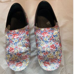 Womens Sketchers Work Clogs Size 7 Slip on Shoe Floral Slip Resistant